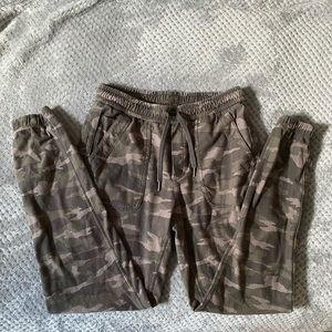 Athleta Camo Farrallon Jogger 6T